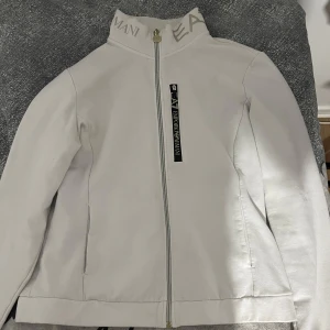 EMPORIO ARMANI (EA7) - Jättebra skick, den är knappt använt. Storlek S funkar M med. Frågor om specifika mått o bilder skicka personligt meddelande.