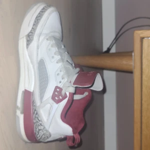 Jordans spizike low (GS)  - Skorna är storlek 38.5