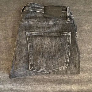 Jack n Jones jeans - Säljer dessa riktigt sköna jeans, de är i storleken W32/L30. De har väldigt fina slitningar som gör jeansens intryck bättre. Modellen är Mike. Skriv vid frågor och funderingar.