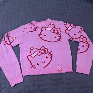 Rosa Hello Kitty tröja från H&M - Säljer en söt rosa tröja i fint skick från H&M med Hello Kitty på💖. Använd ett fåtal gånger. 