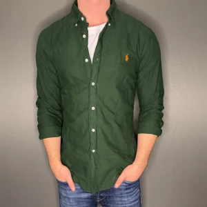 Ralph lauren skjorta - Hej säljer nu min fina Ralph Lauren skjorta i storlek M slim fit. Den är i nyskick och kommer vara otroligt snygg i höst/vinter. Nypris cirka 1500kr! Vi kommer att sälja liknande produkter nu närmare vinter så glöm inte följa profilen!🌊🍾