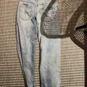 Ljusblå jeans från Levis - Hej. Nu säljer jag dessa straight fit Levis jeansen som är över feta för vintern. De passar mig perfekt och jag är runt 160cm och har level 7,5 gyatt. Levis lappen över högra fickan har despawnat spårlöst men inga som helst fler konstigheter. Jeansen är köpta på kidsbrandstore för 699.
