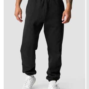 ”Everyday” mjukisbyxor från ICANIWILL - Säljer ett par svarta mjukisbyxor från ICANIWILL. Byxorna är använda på gymmet en gång och därefter tvättade, utöver det helt nya. Byxorna har en elastisk midja och är perfekta för en avslappnad stil. De är tillverkade i ett mjukt material som ger en bekväm passform. Anledning till att jag säljer är att jag finner byxorna aningen mindre än vad storleken säger. Dessa är M men känns mer som större S. Slutsåld online i S och M. Nypris 699:- Mitt pris 560:-