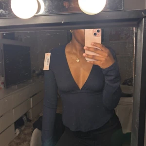 Mörkblå Nelly cute tie top - Säljer denna toppen ifrån Nelly, i splitternytt skick helt oanvänd!