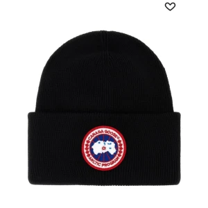 Canada goose mössa - Svart canada goose mössa bra skick men lite knopprig väldigt varm för vintern den är äkta