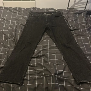 Svarta jeans från Weekday - Snygga svarta jeans från Weekday med klassisk femficksdesign. Det är en space relax model. Jag är 190 cm och dom sitter bra i längden men lite stora vid midjan för mig så använder bälte. Pris kan diskuteras vid snabb affär