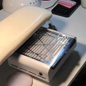 Nagelutsug från Inmaker - Effektivt nagelutsug från Inmaker för att hålla arbetsytan ren vid manikyr. Vit design med metallgaller för att fånga upp damm och partiklar. Perfekt för både professionellt och hemmabruk. Från amazon de, nypris 558kr