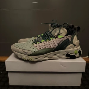 Nike Theioth  - Säljer ett par gamla Nike theioth skor tror inte man kan köpa dem mer bra skick fina detaljer