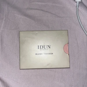 Blush Tranbär från IDUN Minerals - Säljer en blush i nyansen Tranbär från IDUN Minerals. Den har en fin rosa ton och kommer i en praktisk förpackning. Använd 1 gång, för ljus för mig.