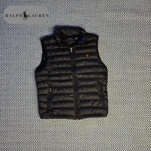 Ralph lauren vest - Ralph lauren vest | färg: svart | skick: mycket bra , inga hål eller liknande | såklart äkta 