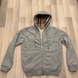 Burberry zip up - Burberry zip up som säljes då jag inte använder den. Använd endast ett fåtal gånger och har inga skador eller fläckar.