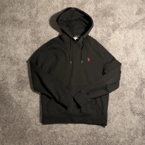 Polo Hoodie - || Polo Hoodie || Storlek: S || Skick: 9/10 || Färg: Svart ||