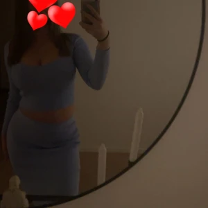 Ljusblå croppad klänning - Snygg ljusblå klänning med långärmad design och croppad topp. Perfekt för en stilren look.