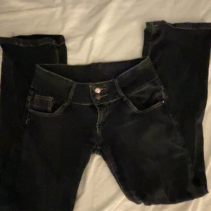 jeans - säljer dessa jeans som jag inte använder, har fått av mamma (hennes gamla),3 defekter, är 163 sitter helt okej i längd. Skriv för fler bilder hur de sitter på och defekter!💗Jag har sjölv använt de ca 3-4 gånger.