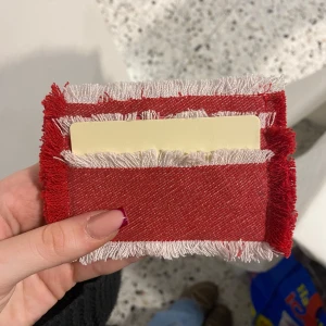 Röd korthållare i jeans  - 014 - skriv om ni har några frågor🩷Betalning sker via swish