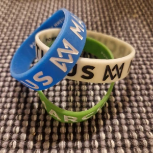 MARCUS OCH MARTINUS silikonarmband - Marcus och Martinus merch! Tre silikonarmband i olika färger: blått, grönt och vitt. 