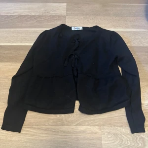 Svart kofta från J'aime Olyto - Storlek M. Köpte på Missay i Göteborg. Använd endast en gång.