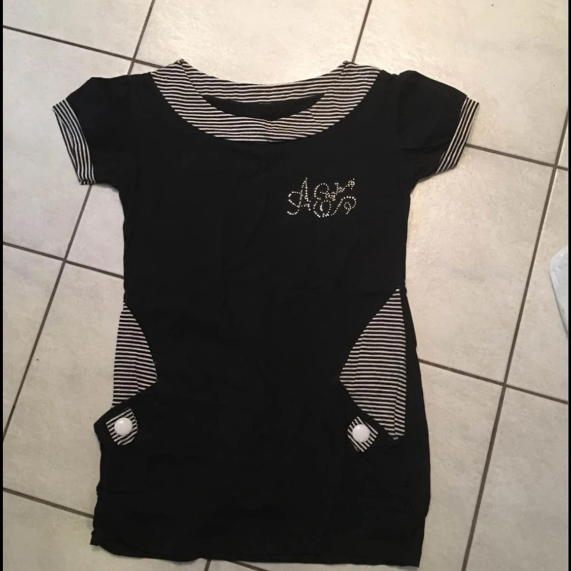 Svart och randig klänning