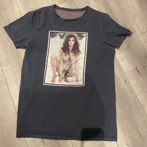 Limitato tshirt - Snygg marinblå t-shirt från limitato med ett  fototryck på framsidan. Perfekt för en avslappnad stil. T-shirten har en klassisk rund hals och korta ärmar. Riktigt snygg tröja och passar till mycket använd men inga defekter som hål eller liknande. Lite nopprig men det kan lätt lösas 😃