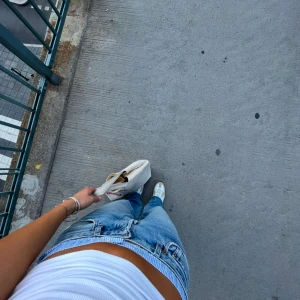 Blå jeans från Levis 501 - Säljer ett par klassiska blå Levis jeans med en straight passform. De har en knappgylf och femficksdesign. Perfekta för en avslappnad stil.