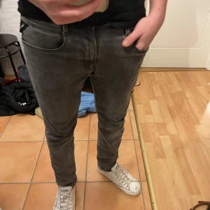 Replay Jeans  - Säljer ett par Replay Jeans i bra skick förutom en liten reva på benet (därav priset) som jag själv inte tycker gör något. Tveka inte att höra av dig vid frågor!