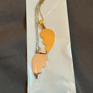 Maria Nilsdotter inspirerade halsband - Två hjärthalvor en i guld och en i silver, köpte två guldiga och två silvriga så jag och min vän skulle kunna ha ett varsitt då jag använder guld och hon silver. Därför säljer jag de andra två halvorna💞 skriv för mer info! Postar samma dag du köper alternativt dagen efter