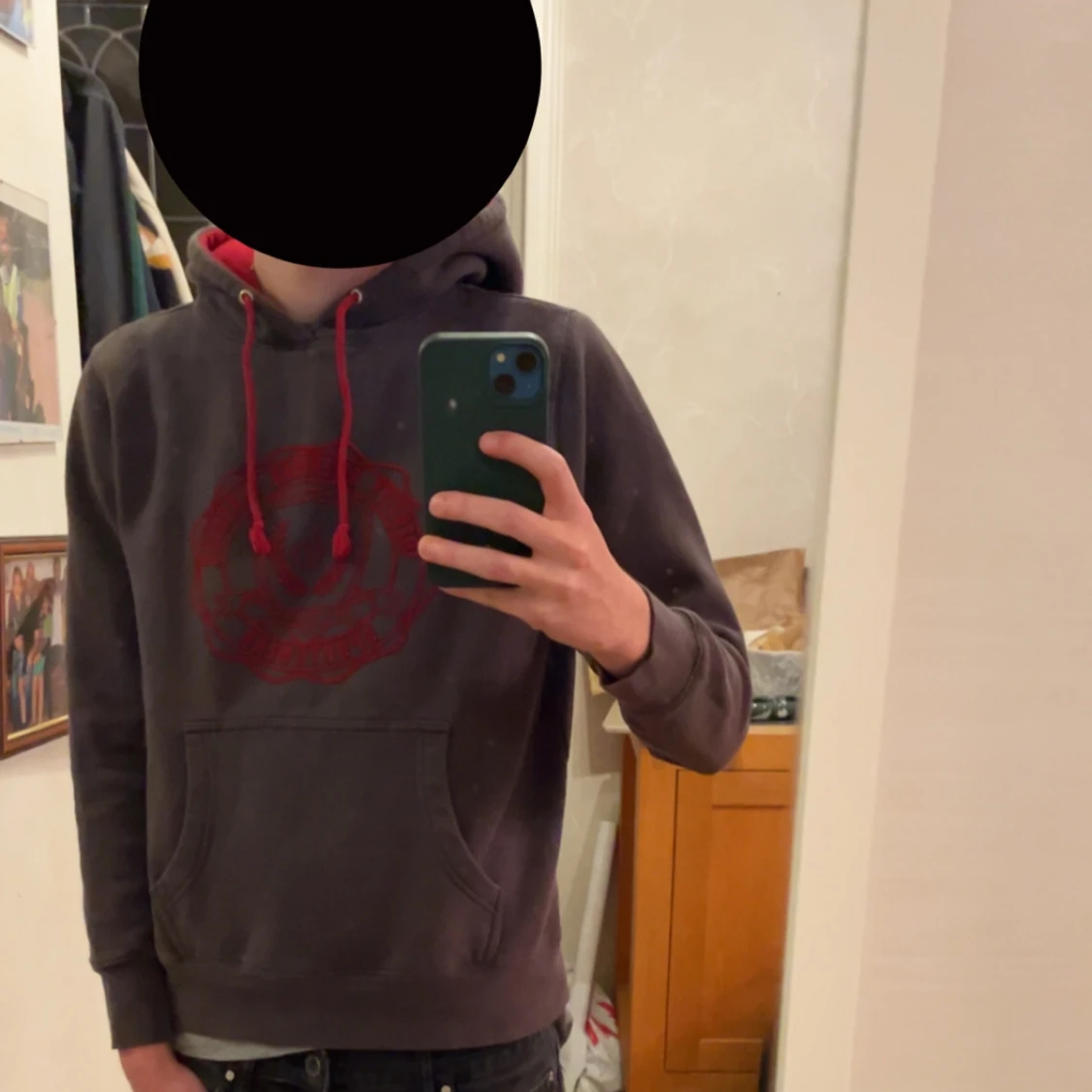 Mörkbrun identity hoodie med rött tryck - 93