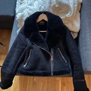 Svart jacka från Pull&Bear - Mocka imiterad jacka från Pull&Bear med fluff foder