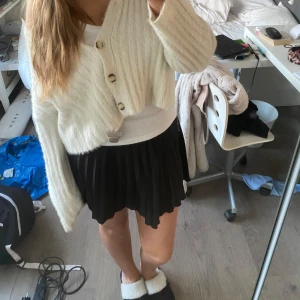 Zara kjol - Säljer min super fina zara kjol med insyddas shorts, knappt använd och utan skador💕