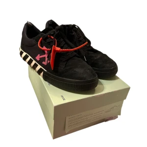 Off white vulcanized  - Off white vulcanized black fuchsia i storlek 42, passar även 41 och är i bra skick. Låda samt dustbag medföljer, vid snabb affär kan priset diskuteras. 