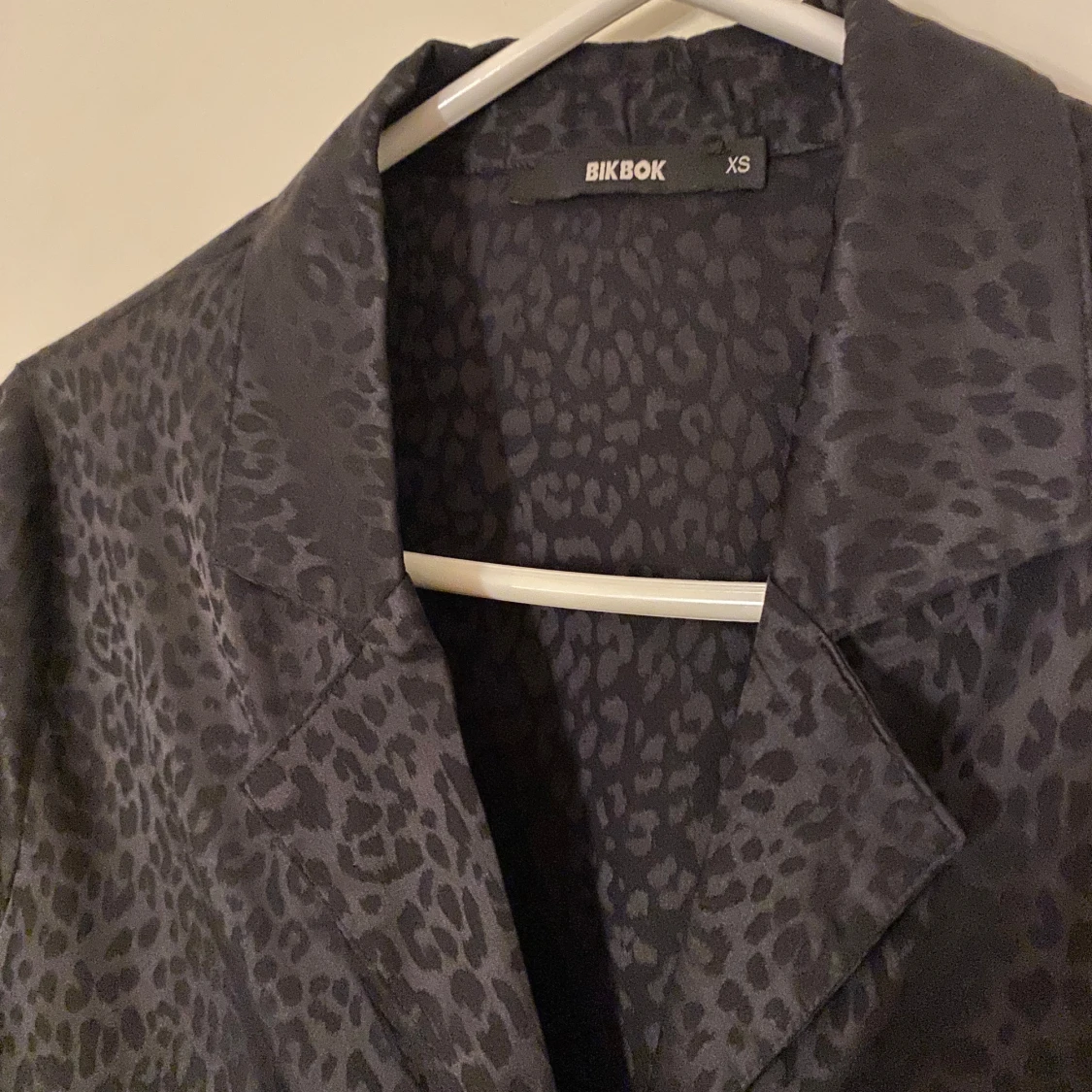 Svart leopardmönstrad skjorta från Bik Bok - 90