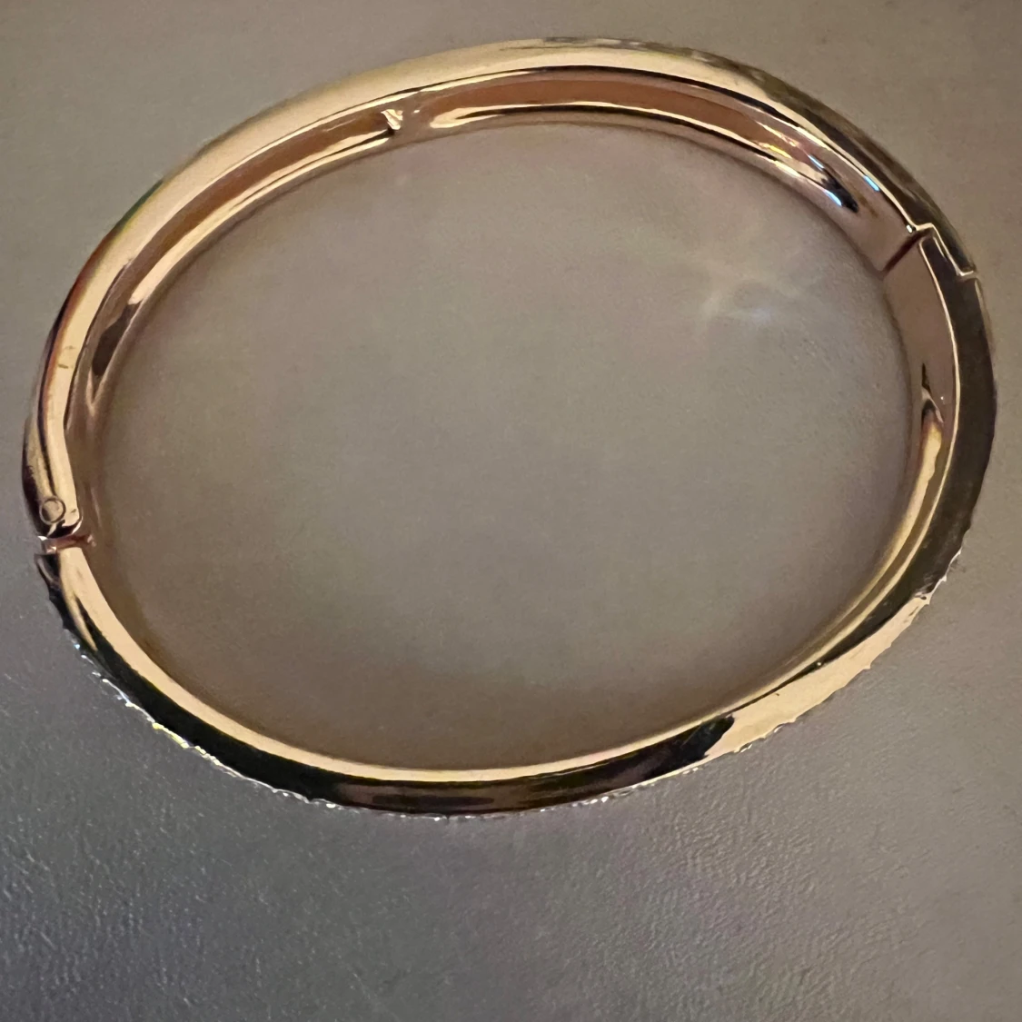 Guld färgat armband med glittriga detaljer Guldfynd  - 90