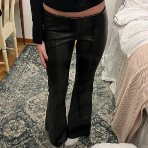 Svarta skinnbyxor med bootcut - Snygga svarta skinnbyxor med bootcut-stil. Perfekta för att ge en edgy touch till din outfit🤩