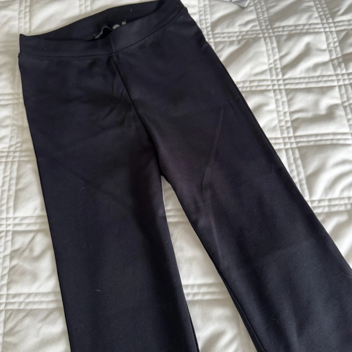 Svarta utsvängda byxor 