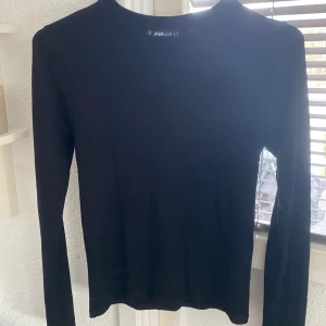 Långärmad ribbad tröja  - Säljer en svart ribbad långärmad tröja från newyorker i strl L, passar även M. Använd en gång! Säljer den för 80kr + frakt!