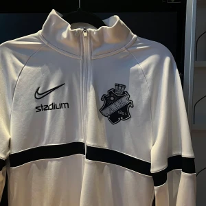 Vit träningströja från Nike - Säljer en vit träningströja från Nike med AIK-logga