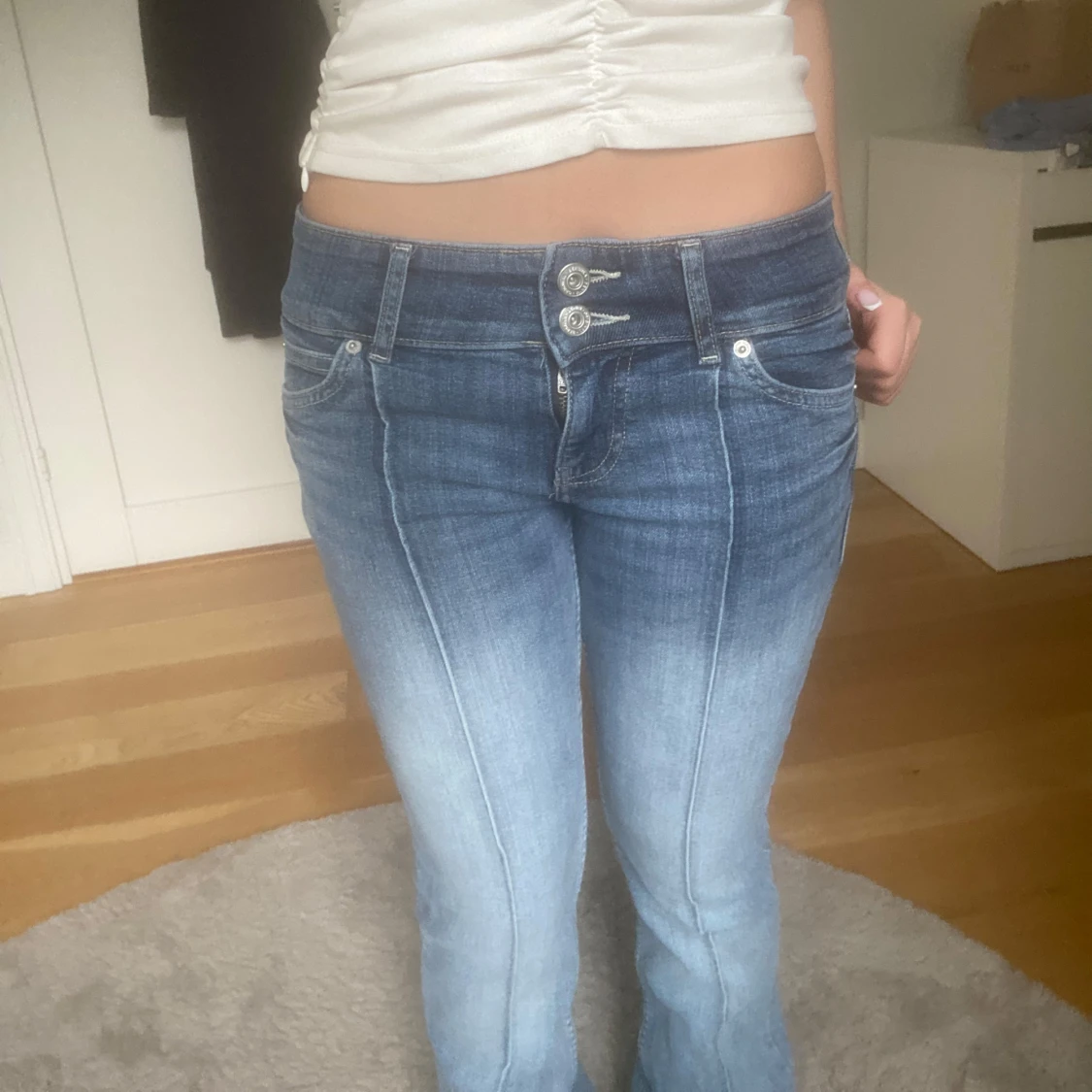 Blå bootcut jeans med pressveck  - 1