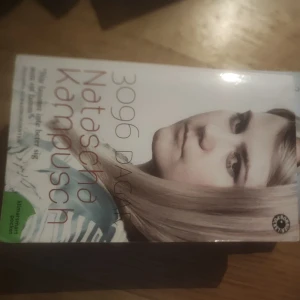 3096 Dagar - Boken '3096 Dagar' av Natascha Kampusch är en gripande självbiografi som berättar om hennes upplevelser under fångenskap. Omslaget visar ett porträtt av författaren. Perfekt för den som är intresserad av verklighetsbaserade berättelser.