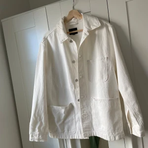 Denimjacka vit M - Fin jeansjacka i vit färg från HM. Storlek M i jättefint skick