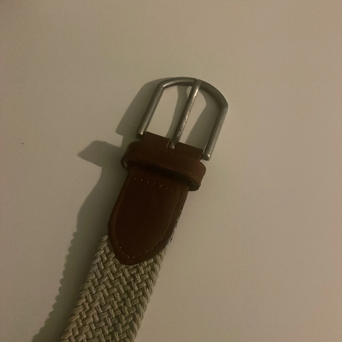 Beige flätat bälte med bruna detaljer - 2