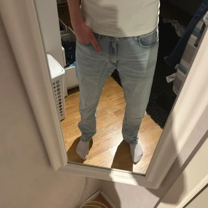 Ljusblå jeans från Lee - Snygga ljusblå jeans från Lee med klassisk femficksdesign. De har en straight passform och är tillverkade i jeansmaterial. Perfekta för en avslappnad stil. Typ aldrig använda, hör gärna av er vid frågor. 