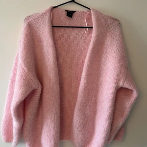 Rosa stickad kofta  - Säljer den populära stickade koftan från Lindex. Den är använd ett fåtal gånger🌸
