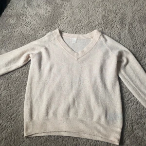 Beige tröja från H&M - Säljer en ljusrosa/beige tröja från H&M med v-ringning.  Super fin men är för stor för mig 
