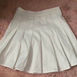 Vit kjol med veck - Vit kjol som aldrig har använts, Storlek XS