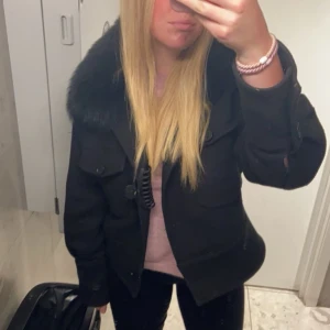 Svart meotine kappa med päls - Snygg svart kappa från Meotine med en lyxig pälsdetalj runt kragen. Jackan har knappar framtill och är lite tjockare i materialet, en perfekt vår kappa!🤩 storlek M/L men passar S, köpt för 3500kr på Meotines hemsida, säljer för 2450kr går att diskutera vid snabb affär💕