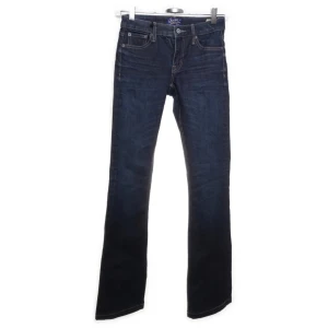 Mörkblå bootcut jeans från Crocker - Snygga mörkblå bootcut jeans från Crocker. Tillverkade i en bomullsblandning med polyester och elastan för extra komfort och stretch. Klassisk femficksdesign med knapp och dragkedja framtill.