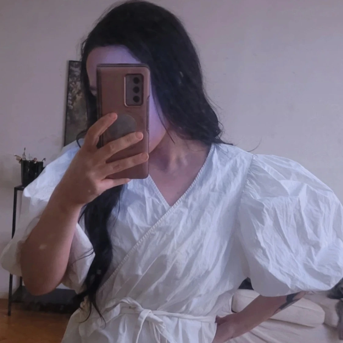 Vit omlottblus med puffärmar