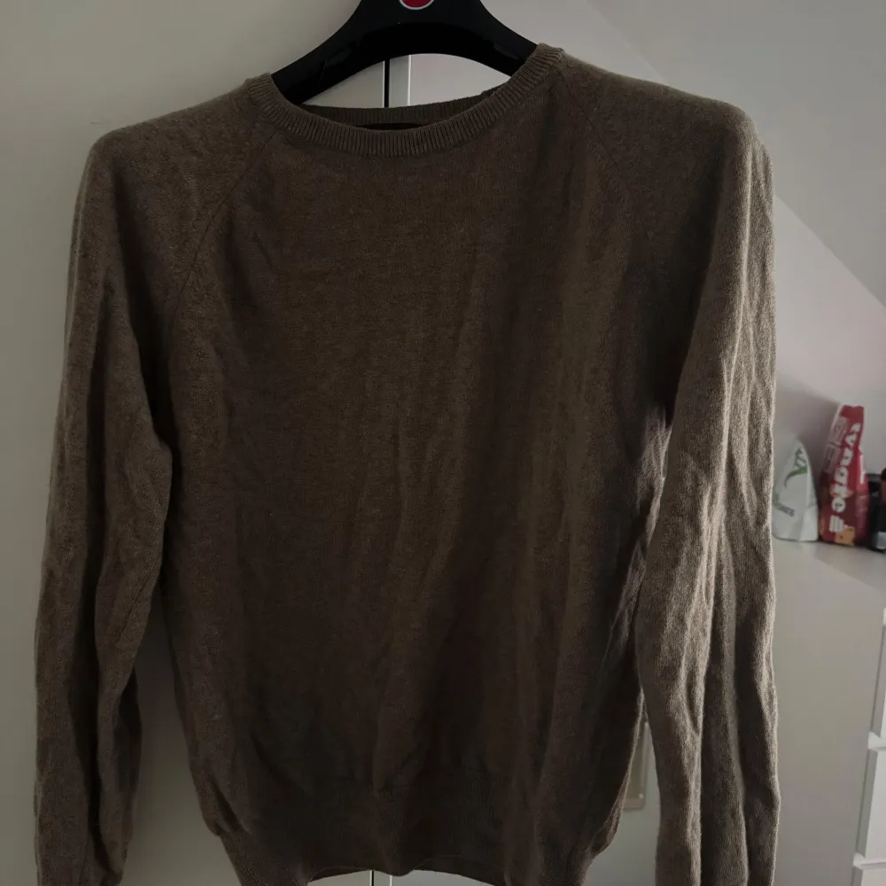 Säljer en stilren beige tröja från Oscar Jacobson. Tröjan har en klassisk rund halsringning och långa ärmar. Perfekt för en avslappnad och elegant look. Passar bra till både jeans och chinos. Storlek S skick 9/10 måste strykas och har använt 3 gånger . Neuletakit & Villapaidat.