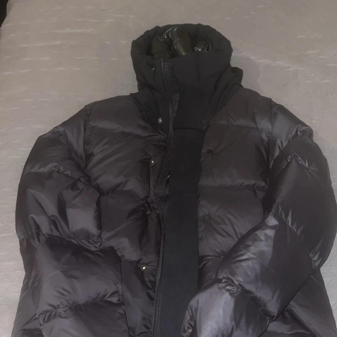 Svart dunjacka från Moncler