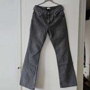 Grå jeans från Perfect Jeans Gina tricot - Snygga grå jeans från Perfect Jeans gina tricot med klassisk femficksdesign. De har en rak passform och är perfekta för en avslappnad stil. Inte använda.